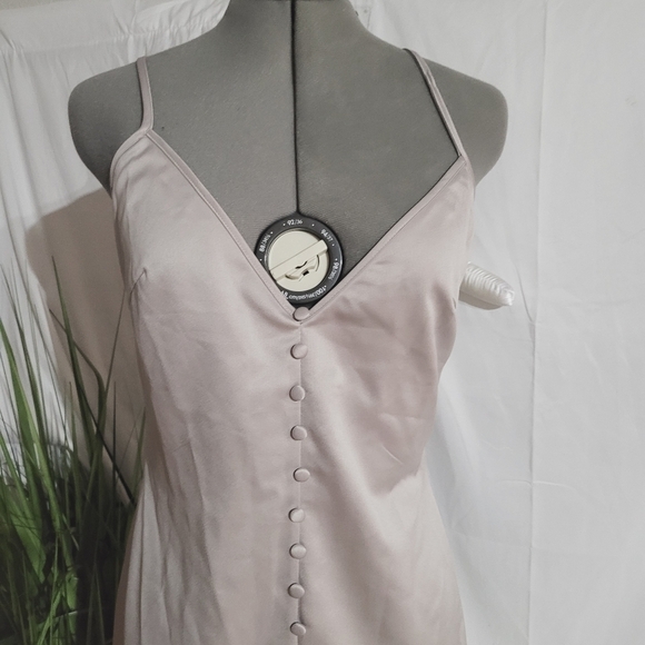 MISSGUIDED button through mini dress in silver satin Size: 4 - Picture 6 of 9
